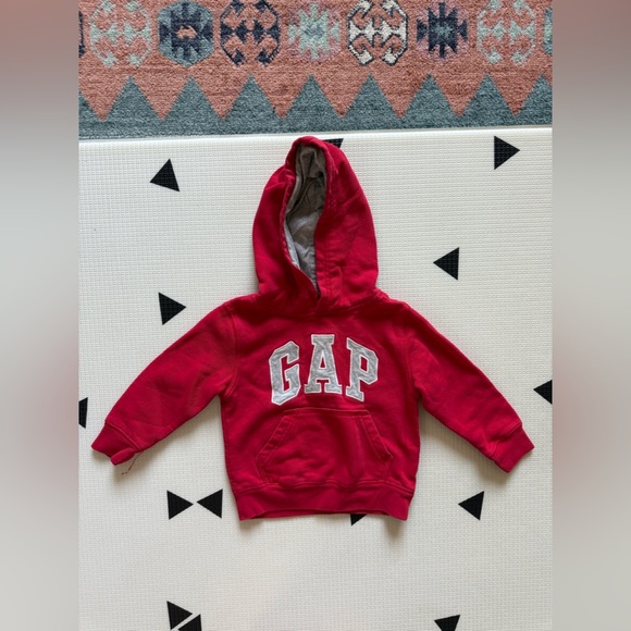 GAP|Baby gender neutral,toddler hoodie sweater in Vibrant Red with GAP letters• - Picture 1 of 5